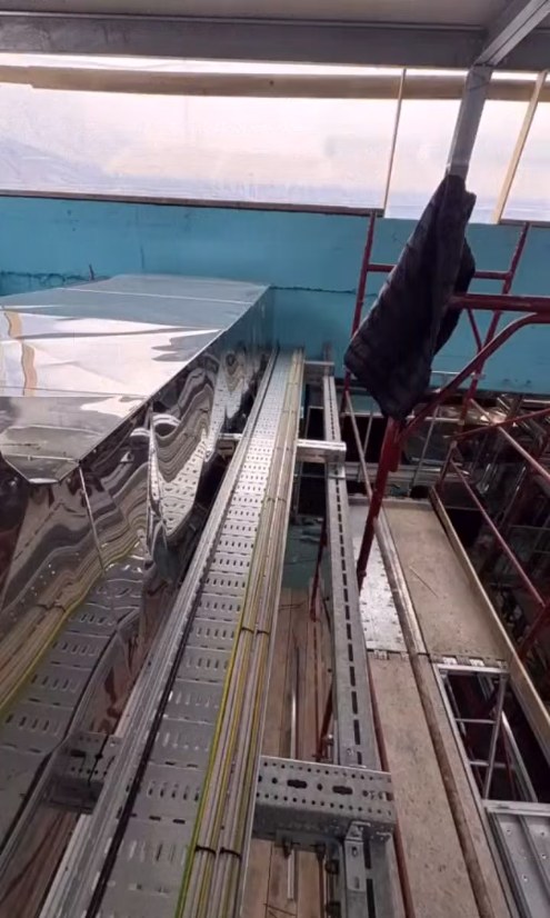 Passerelle portacavi installate in un capannone industriale in provincia di Bergamo