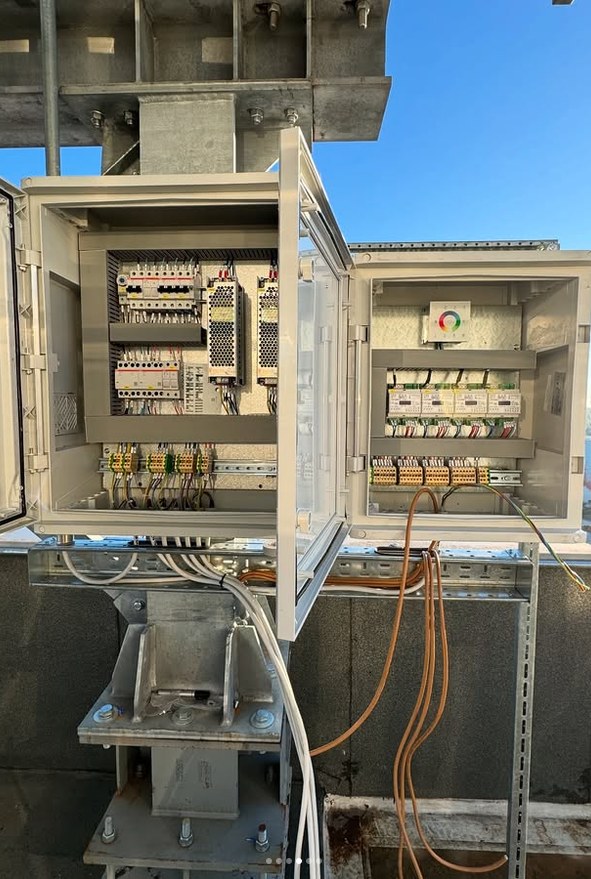 Due quadri elettrici aperti su struttura in acciaio zincato con interruttori, alimentatori e morsetti, cablati da F.R. Impianti Elettrici